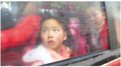 小学生早起排队挤101路公交 家长建议增开学